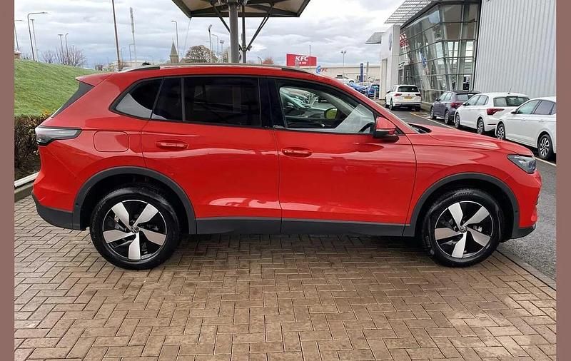 Używany VW Tiguan Match 204 KM (150 kW) 2025 Czerwony SUV