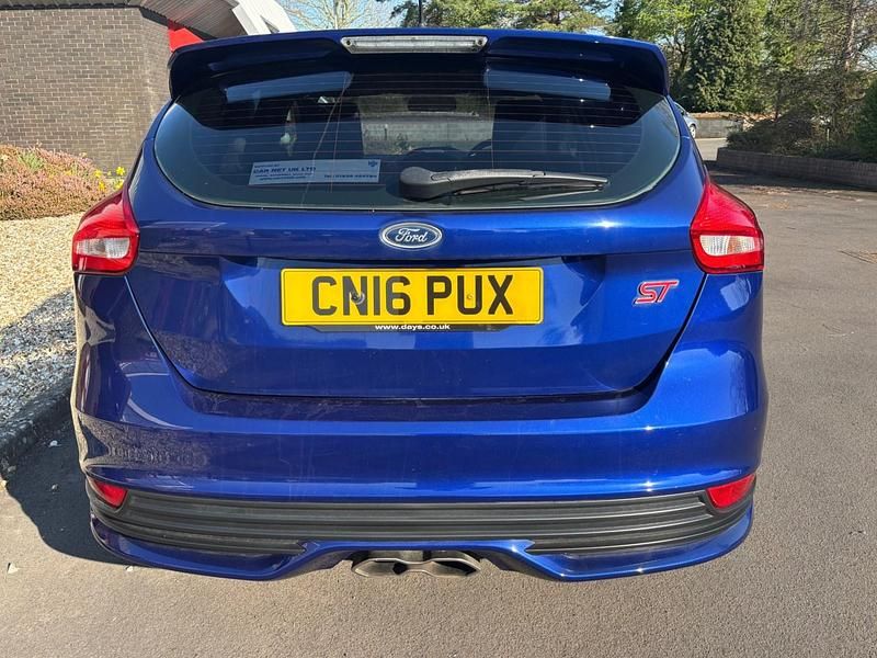 Used Ford Focus ST 185 HP (136 kW) 2016 Blue Hatchback