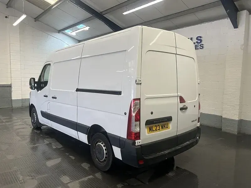 Used Renault Master Business 135 HP (99 kW) 2023 White MPV