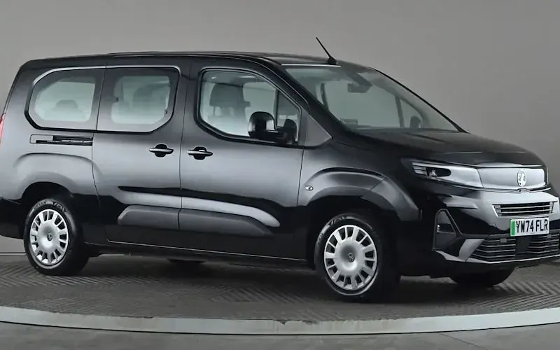 Begagnad Vauxhall Combo Design Edition 100 kW (136 HK) 2025 Minibuss