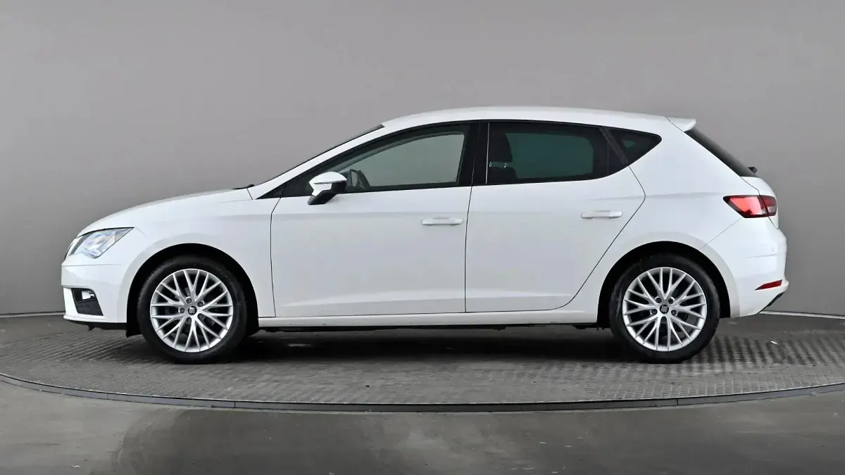 Used Seat Leon SE Dynamic 115 HP (84 kW) 2020 White Hatchback