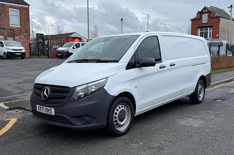 Used Mercedes Vito Progressive 160 HP (117 kW) 2021 White Van