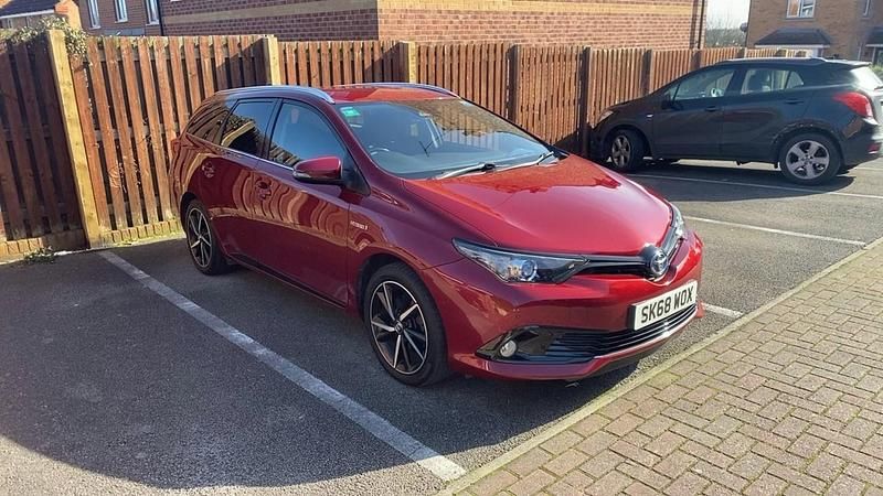 Used Toyota Auris Design 136 HP (100 kW) 2018 Red Estate