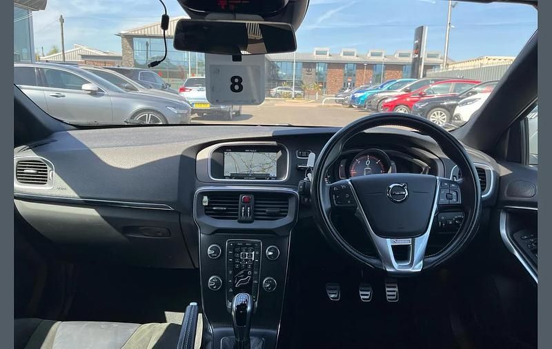 Usado Volvo V40 R-Design 117 CV (86 kW) 2016 Azul Utilitario