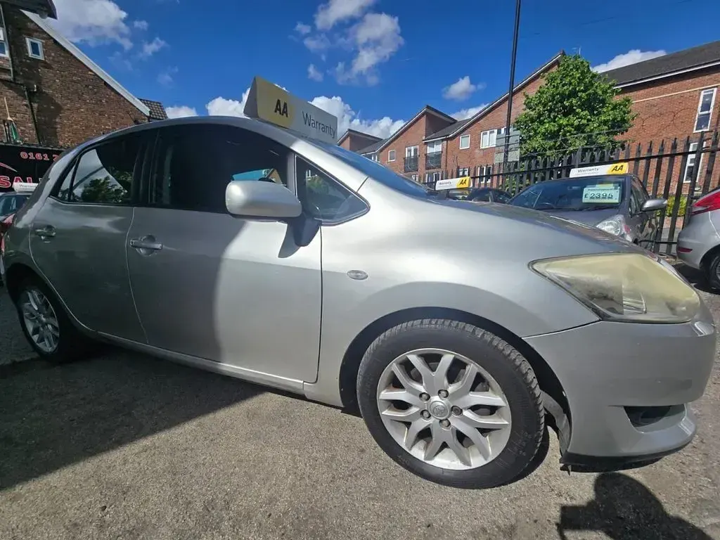 Used Toyota Auris 124 HP (91 kW) 2007 Silver Hatchback