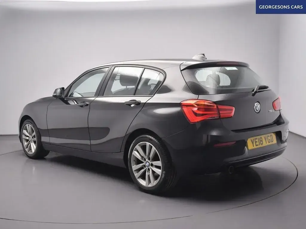 Używany BMW 118 Sport Line 150 KM (110 kW) 2018 Czarny Hatchback