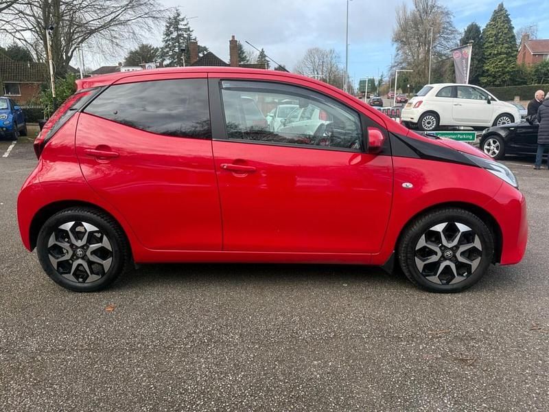 Begagnad Toyota Aygo X-plore 2018 Röd Halvkombi