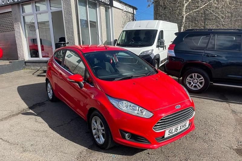 Used Ford Fiesta Zetec 82 HP (60 kW) 2016 Red Hatchback