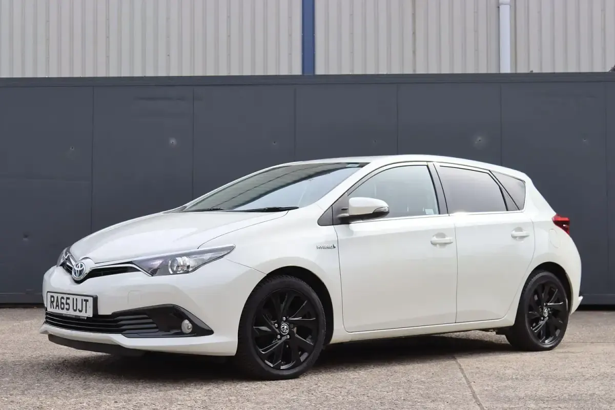 Used Toyota Auris Hybrid Design 2016 White Hatchback