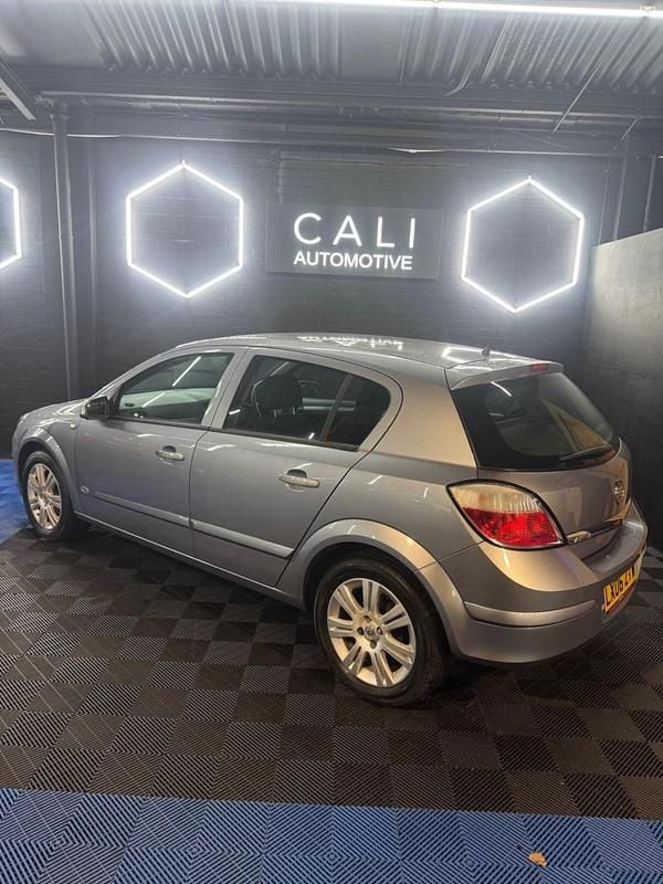 Used Vauxhall Astra Active 90 HP (66 kW) 2006 Silver Hatchback