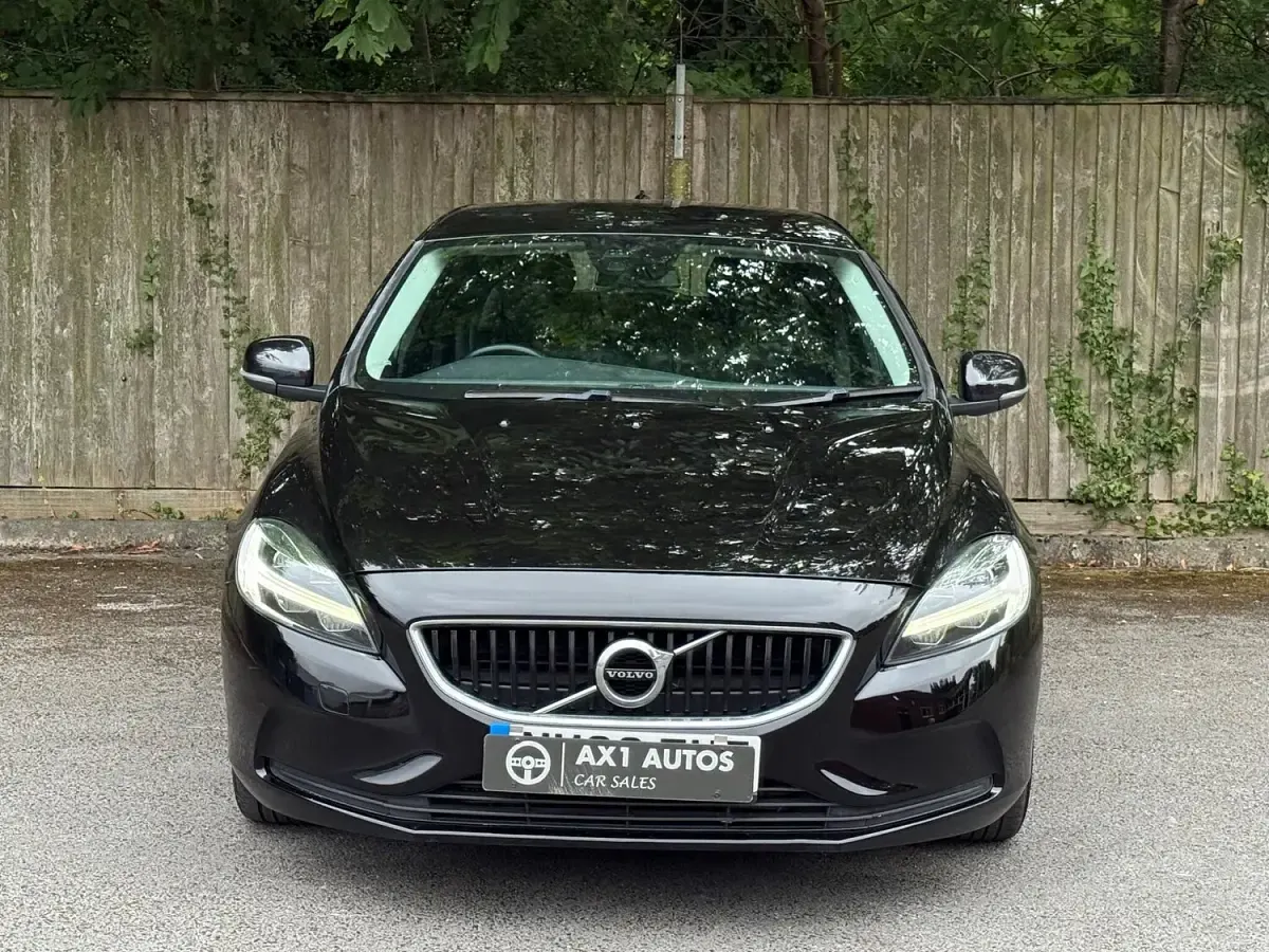 Used Volvo V40 Momentum 122 HP (89 kW) 2018 Black Hatchback