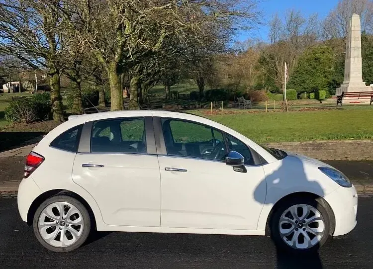 Used Citroën C3 SELECTION 90 HP (66 kW) 2014 White Hatchback