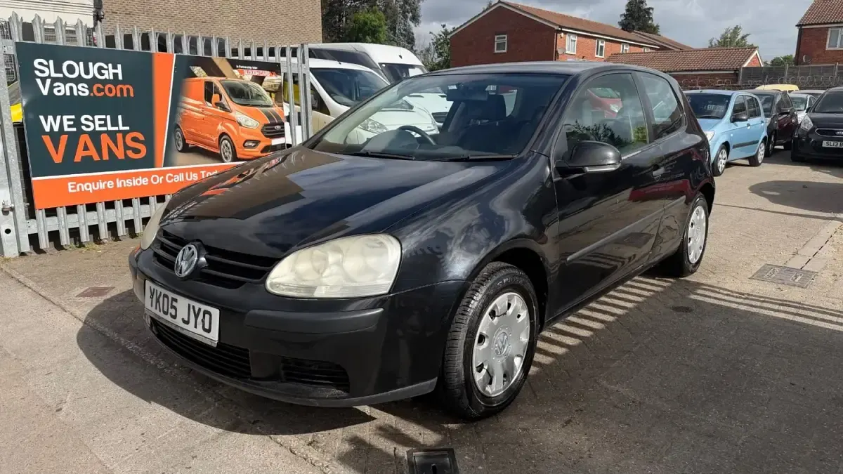 Begagnad VW Golf IV S 2005 Svart Halvkombi