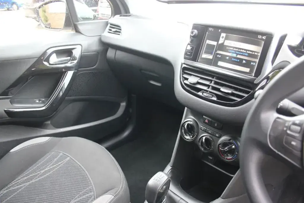 Used Peugeot 208 Active 82 HP (60 kW) 2014 Sparkling silver metallic Hatchback