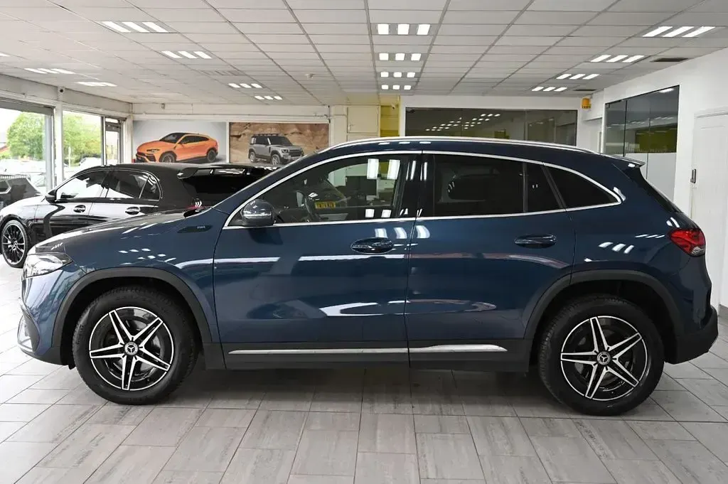 Begagnad Mercedes EQA250 AMG line 139 kW (190 HK) 2022 Blå SUV