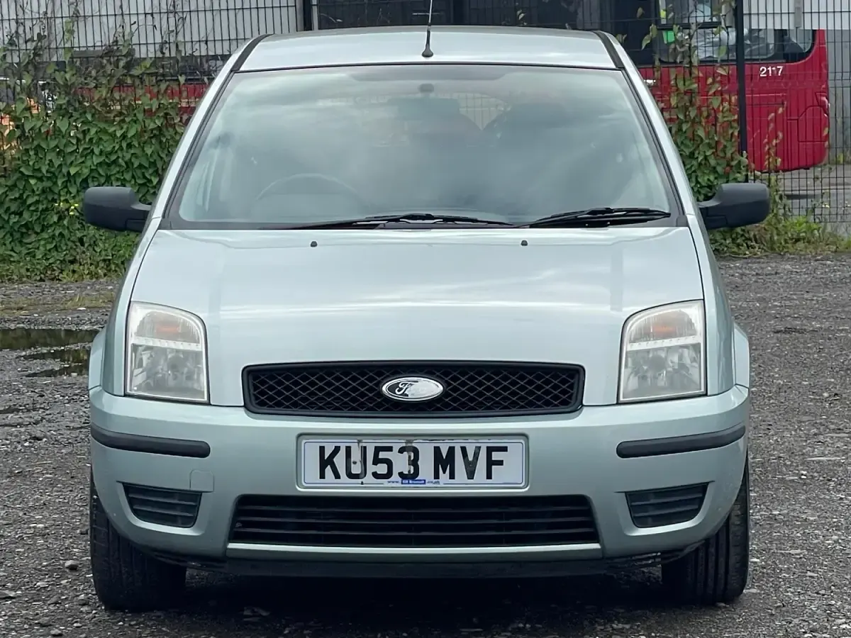 Used Ford Fusion 80 HP (58 kW) 2004 Blue Hatchback