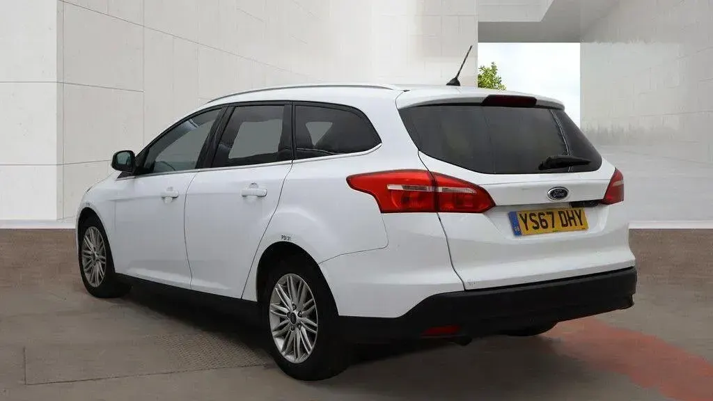 Used Ford Focus Zetec 120 HP (88 kW) 2017 White Estate