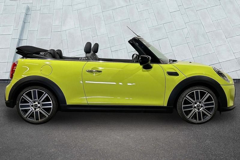 Usado Mini Cooper Exclusive 134 CV (98 kW) 2022 Amarillo Utilitario