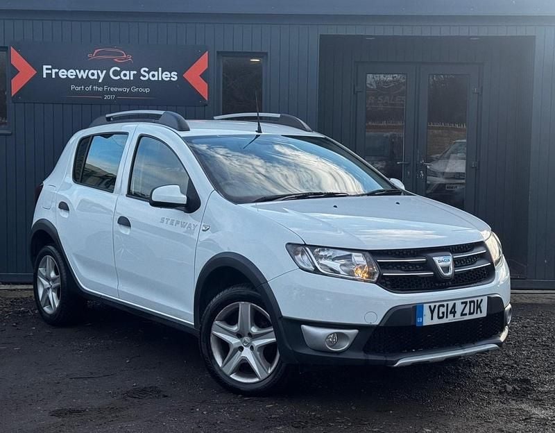 Used Dacia Sandero Lauréate 90 HP (66 kW) 2014 White Hatchback