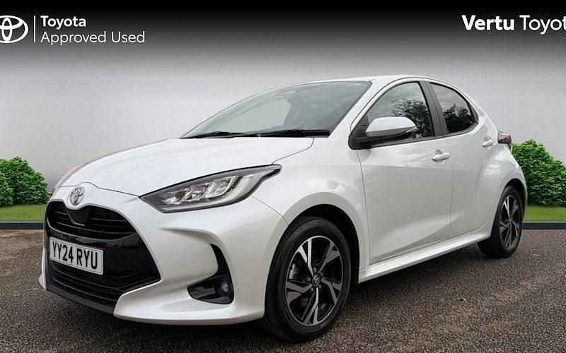 Used Toyota Yaris Hybrid Design 116 HP (85 kW) 2024 White Hatchback