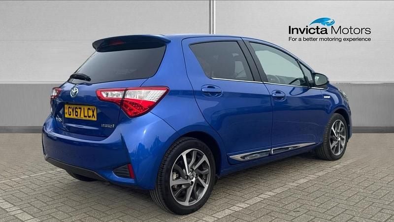 Used Toyota Yaris Hybrid 100 HP (73 kW) 2017 Blue metallic Hatchback