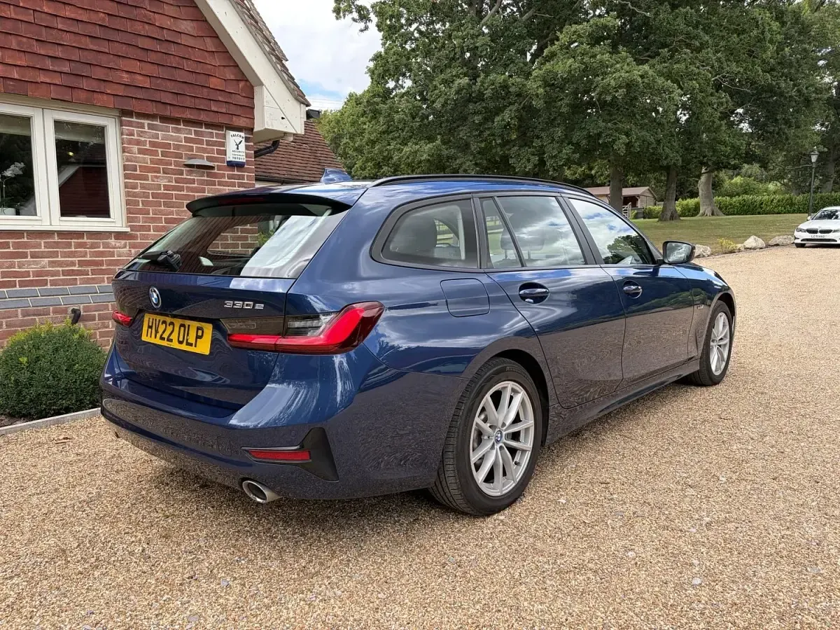 Used BMW 330e Comfort Edition 292 HP (214 kW) 2022 Blue Estate