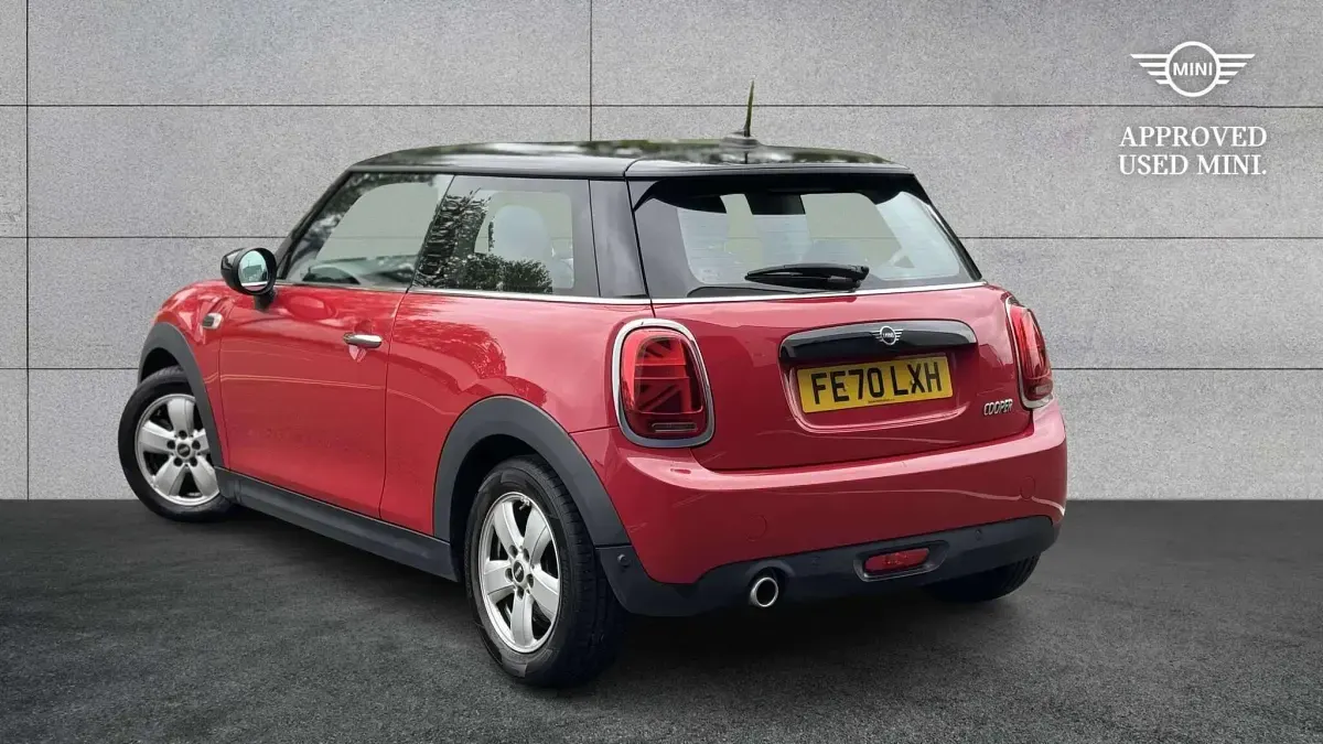 Używany Mini Cooper Classic 136 KM (100 kW) 2021 Czerwony Hatchback