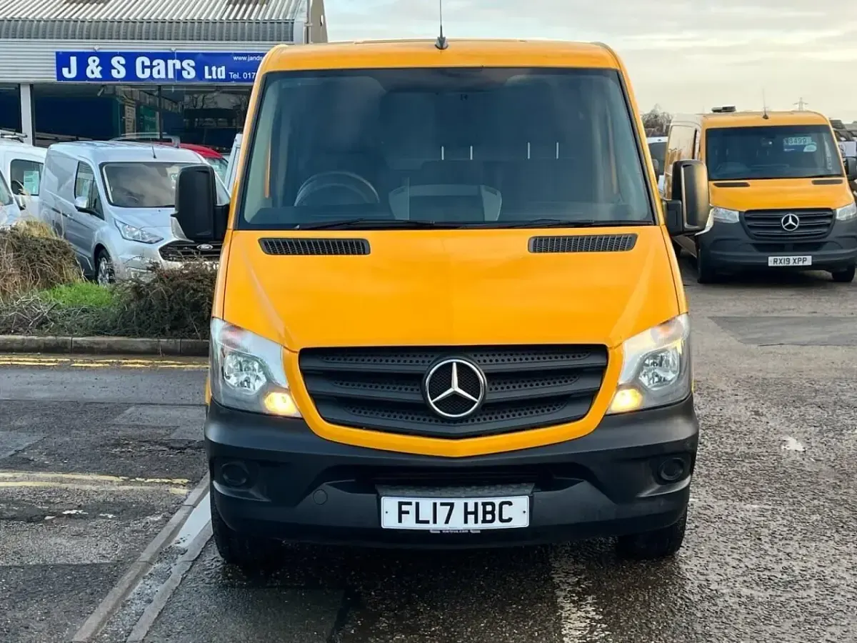 Begagnad Mercedes Sprinter 140 HK (102 kW) 2017 Gul Van