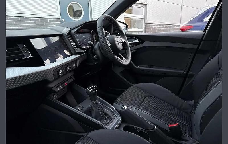 Ny Audi A1 S-Line 113 HK (83 kW) 2025 Svart SUV