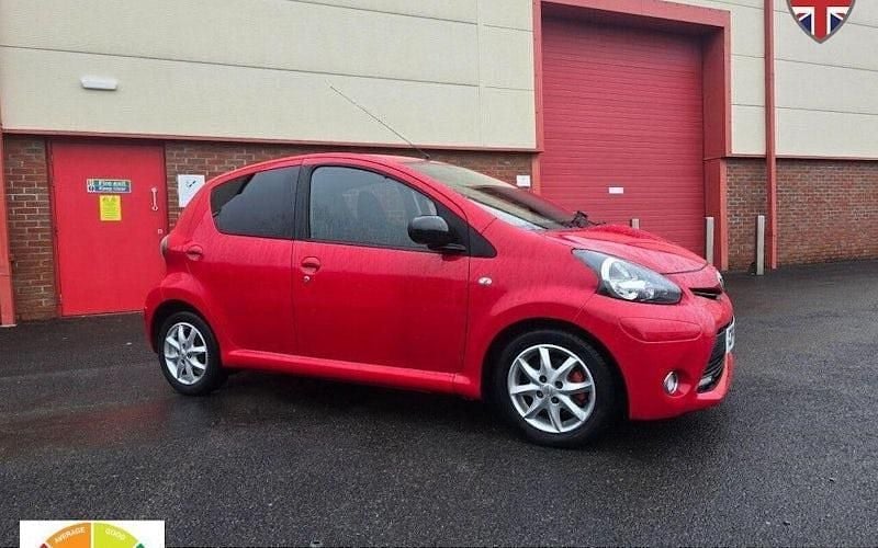 Begagnad Toyota Aygo 68 HK (50 kW) 2014 Röd Halvkombi