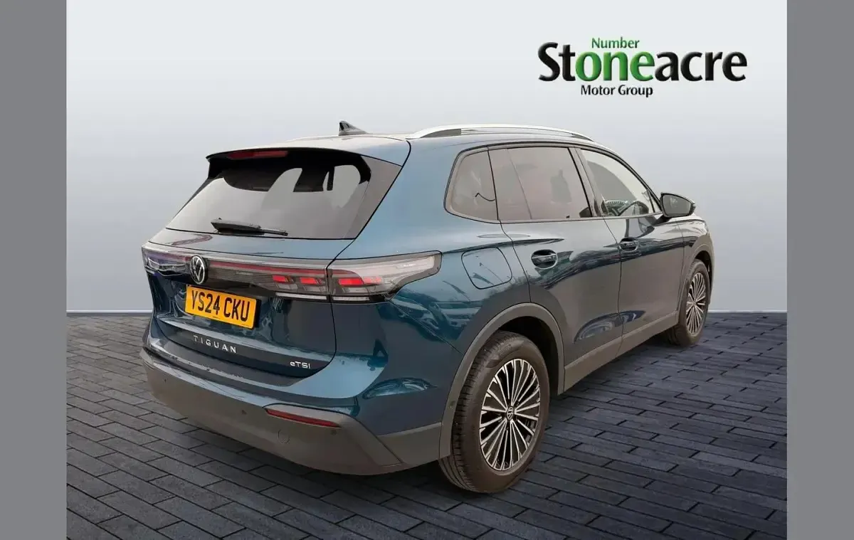 Begagnad VW Tiguan Match 147 HK (108 kW) 2024 Blå SUV