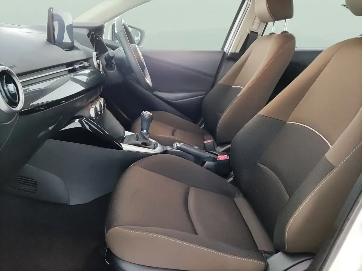 Używany Mazda 2 75 KM (55 kW) 2022 Biały Hatchback