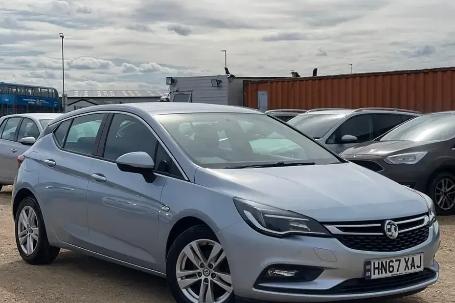 Second-hand Vauxhall Astra 110 CP (80 kW) 2017 Argintiu Hatchback