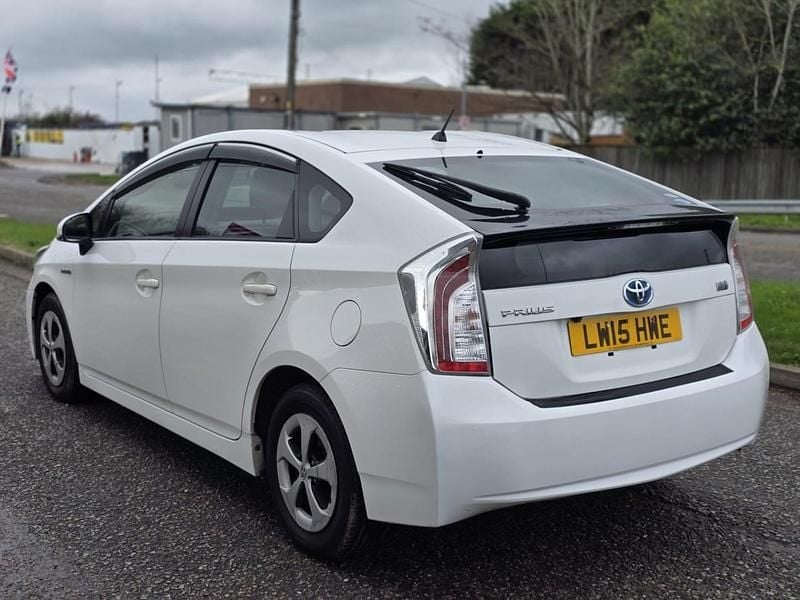 Used Toyota Prius 2015 White Hatchback