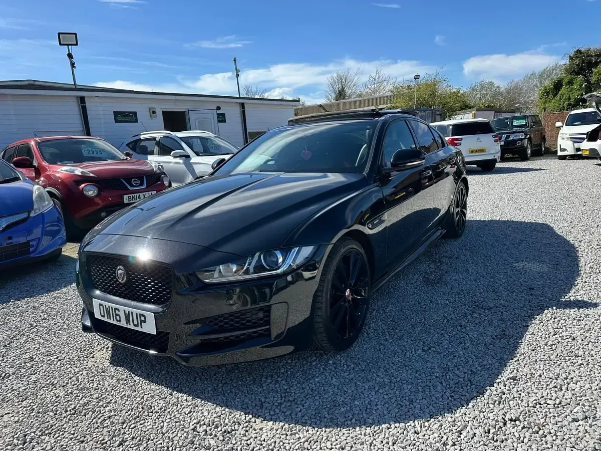 Begagnad Jaguar XE R-Sport 180 HK (132 kW) 2016 Svart Sedan