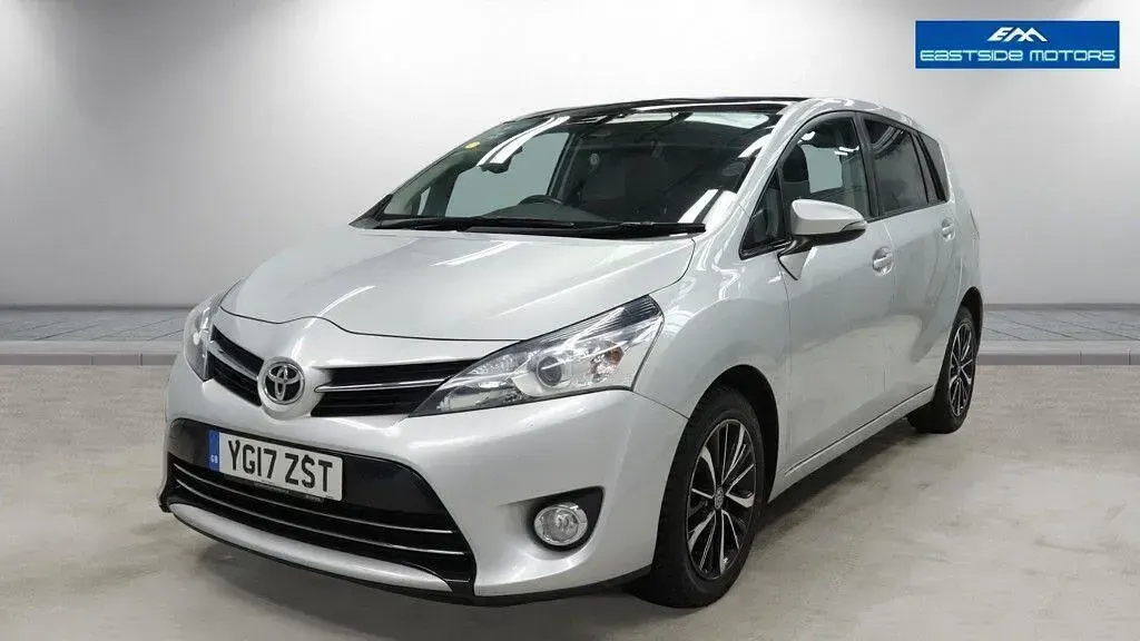 Used Toyota Verso Design 147 HP (108 kW) 2017 Silver MPV