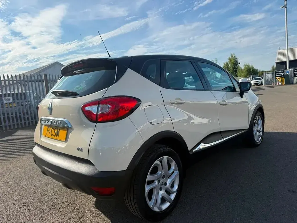 Used Renault Captur Dynamique 90 HP (66 kW) 2016 Cream/black SUV