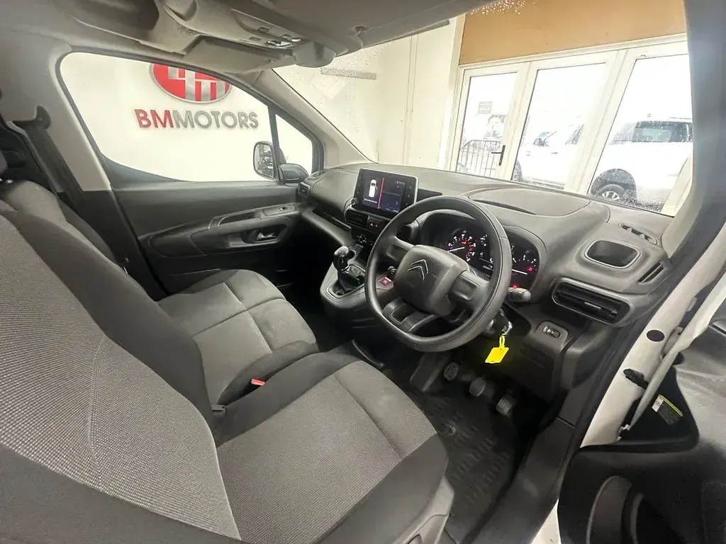 Used Citroën Berlingo Start 75 HP (55 kW) 2021 White MPV