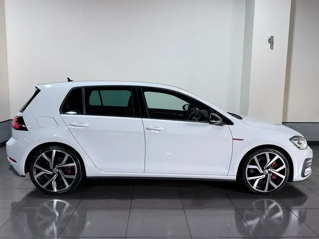 Używany VW Golf VII GTI 245 KM (180 kW) 2019 Biały Hatchback