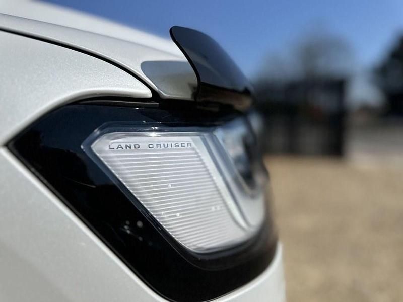 Used Toyota Land Cruiser 309 HP (227 kW) 2024 White