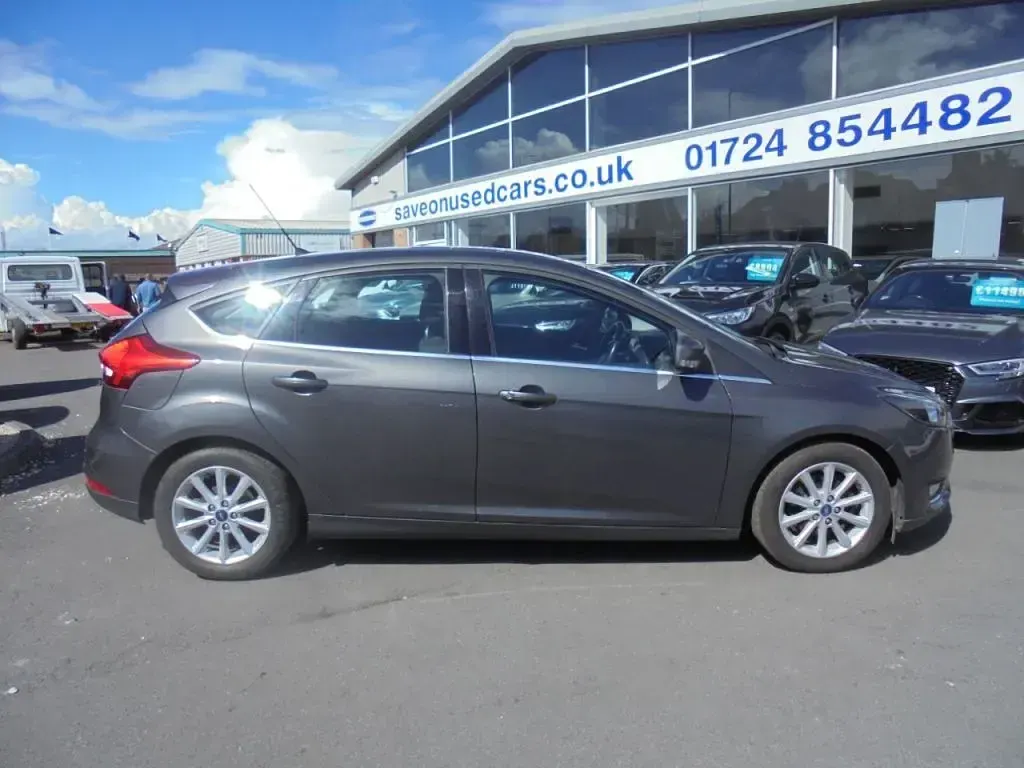 Used Ford Focus Titanium 120 HP (88 kW) 2015 Grey Hatchback