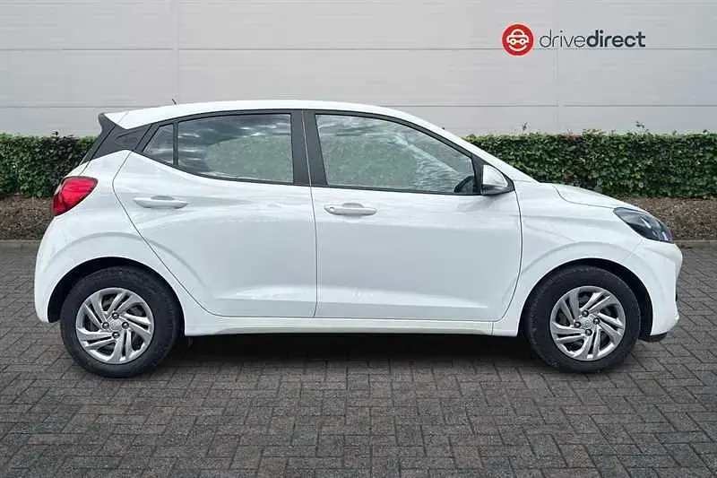 Used Hyundai i10 SE 67 HP (49 kW) 2023 White Hatchback