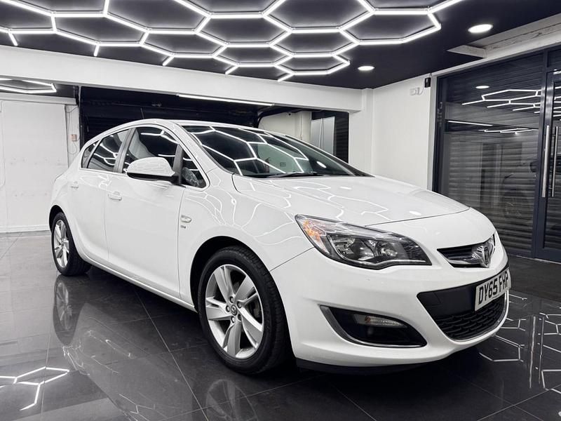 Used Vauxhall Astra SRi 2015 White Hatchback