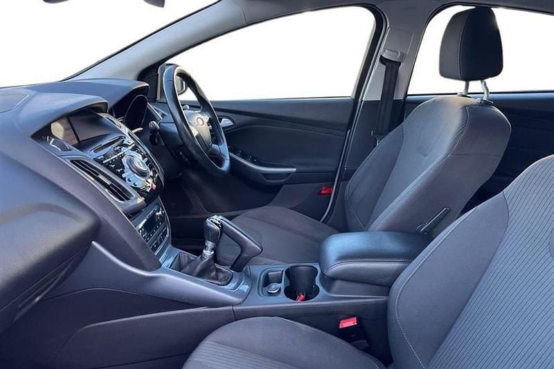 Used Ford Focus Titanium 115 HP (84 kW) 2014 Moondust silver Hatchback