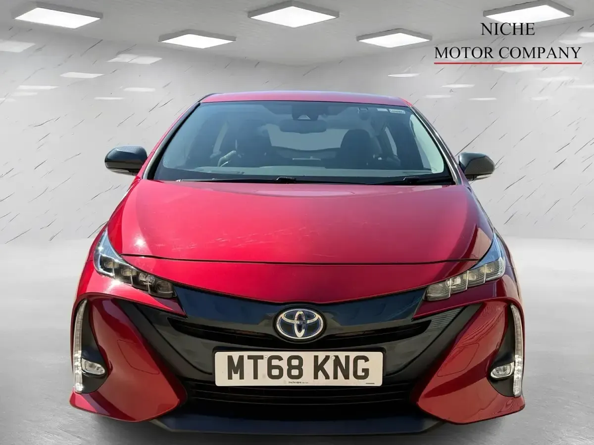 Used Toyota Prius Business Edition 122 HP (89 kW) 2018 Red Hatchback
