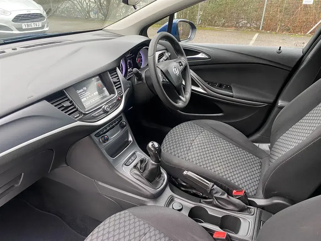 Second-hand Vauxhall Astra Design Edition 2018 Albastru Hatchback