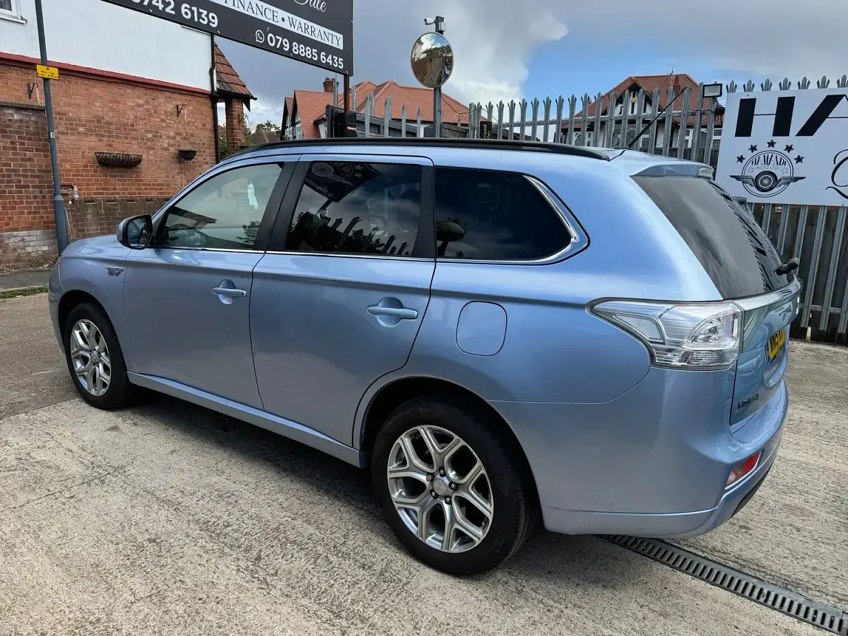 Used Mitsubishi Outlander P-HEV 200 HP (147 kW) 2015 Blue Estate