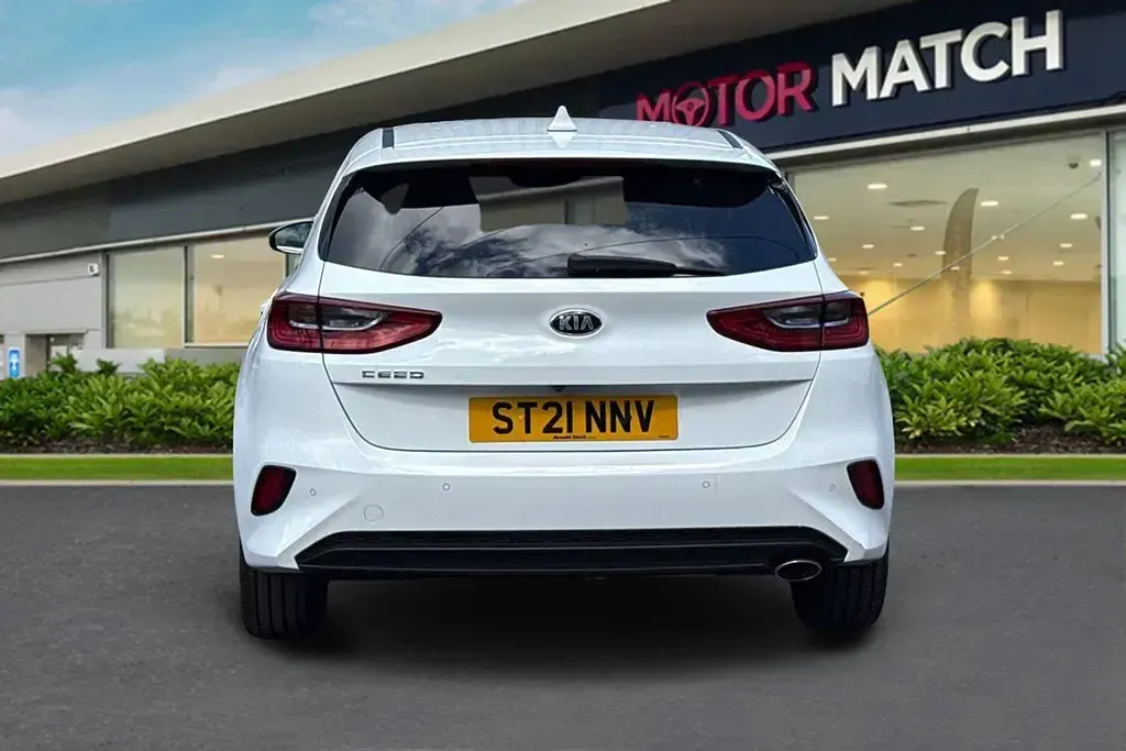 Begagnad Kia Ceed 2021 Vit Halvkombi