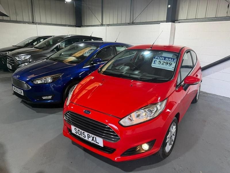 Used Ford Fiesta Zetec 82 HP (60 kW) 2015 Red Hatchback