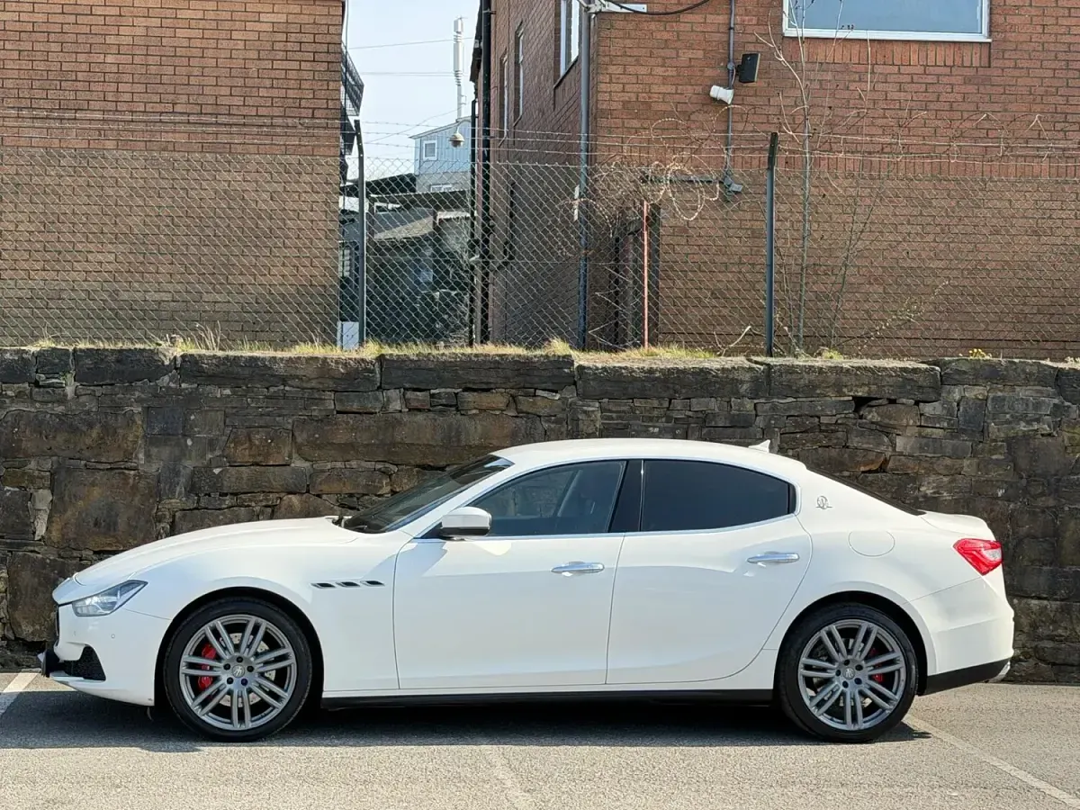 Used Maserati Ghibli 275 HP (202 kW) 2017 White Sedan